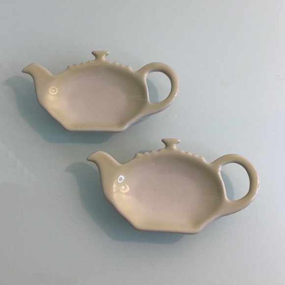 Le Creuset Dining Le Creuset Dune Tea Bag Holder Mini Plate Set Of 2 Euc Poshmark